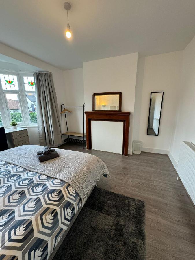Smart Guest Rooms Fast Access To Central London Via Piccadilly Line New Southgate Luaran gambar